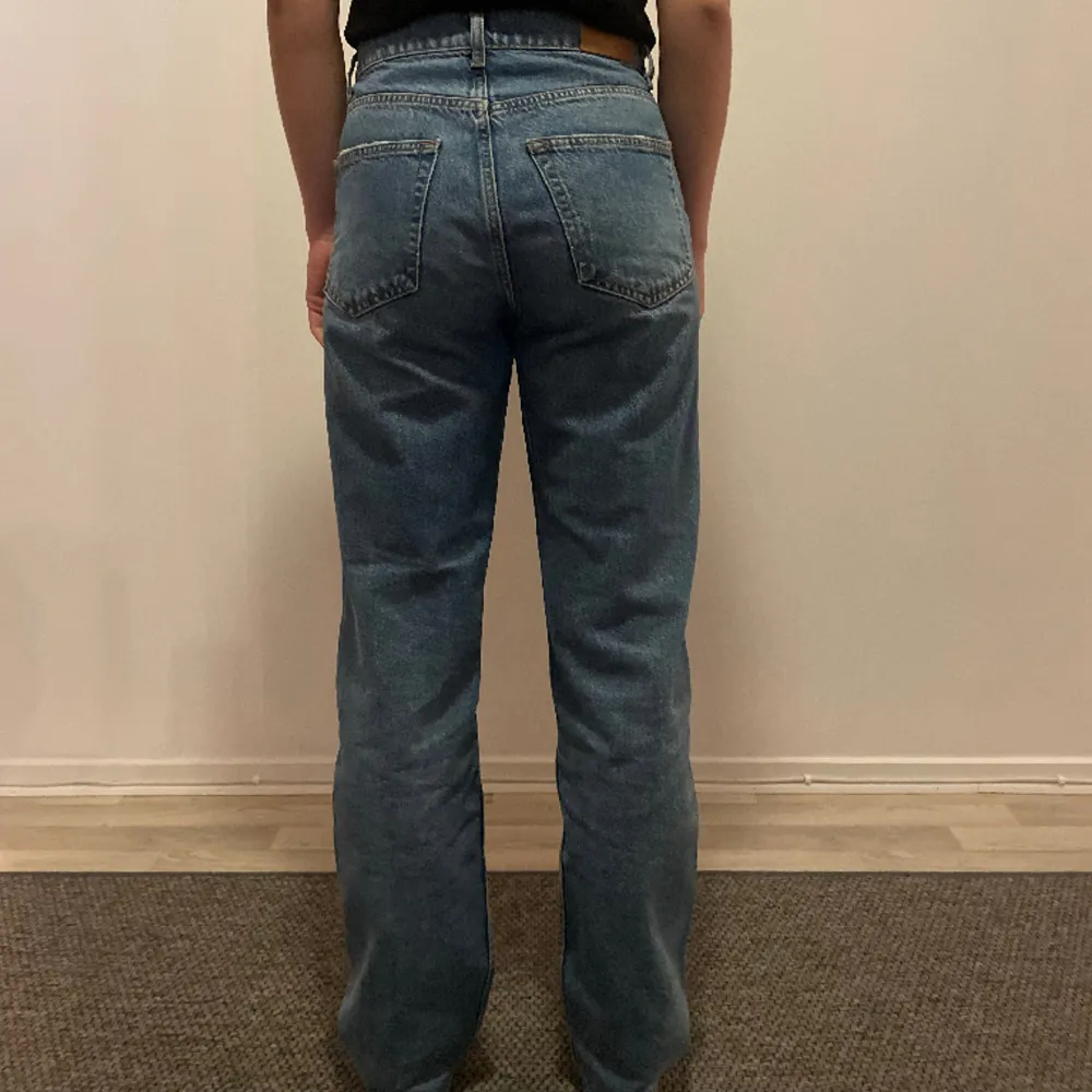 Blå tvätt. Straight fit. Fint skick. Storlek 36. 200kr. Jeans & Byxor.