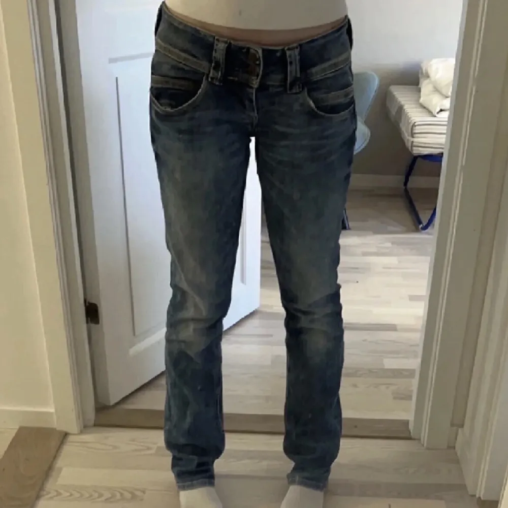Snygga pepe jeans som endast är använda enstaka gånger! Passar mig som är 169 lång. Säljer då jag inte gillar hur de satt på mig. Kan gå ner i pris vid snabb affär!😊 nypris runt 900kr. Jeans & Byxor.