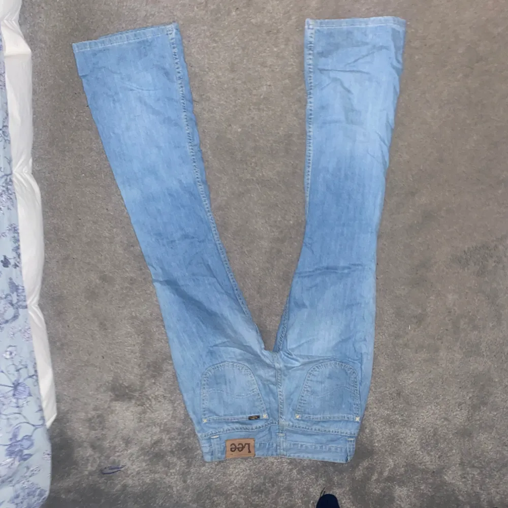 Säljer jätte snygga jeans som tyvärr va för små!  Midjemått: 37 cm rakt över och innebenslängd:77cm. Jeans & Byxor.