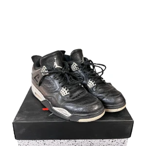 Air Jordan 4 LS Oreo (2015) - Jordan 4 LS Oreo (2015) I storlek 44.5 i väldigt bra skick.  Oskadad Original kartong tillkommer  (INTE FAKES)