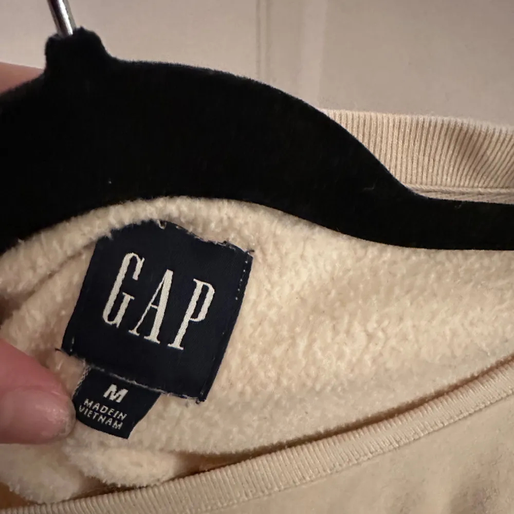 En beige GAP tröja med vintage stil, säljer p.ga den inte kommer till användning. Denna tröjan är perfekt till våren eller hösten😍Strl M men funkar fint på mig som är en S i vanliga fall😚 Går att diskutera pris!. Tröjor & Koftor.