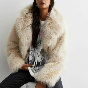 Pälsjacka - Superfin helt slutsåld pälsjacka från New Look! Använd endast en gång❤️ Kan gå ner i pris vid snabb affär!