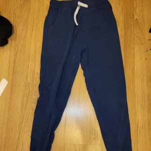 Mjukisbyxor  - Mörk blå mjukisbyxor 