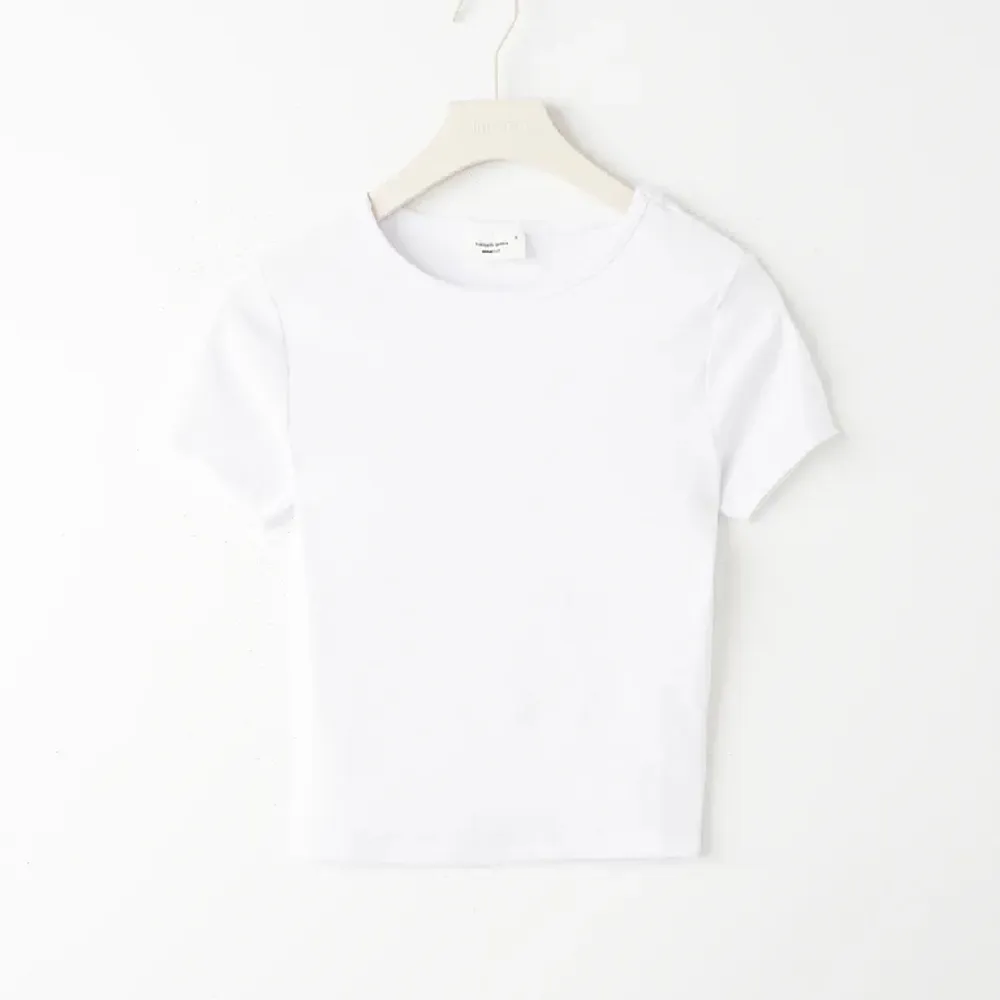 Säljer denna vita baströjan ifrån Gina Tricot💗 Aldrig använd endast testad 1 gång💗  Skriv vid frågor eller liknande💗 Bilder tagna från Gina Tricots hemsida. T-shirts.