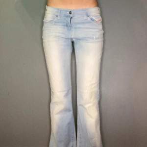 skitsnygga vintage jeans! Kom privat för mått, passar någon mellan ca  164-170+😊 (lånade bilder från tjejen ja köpte av)Har bud på 550 kr!