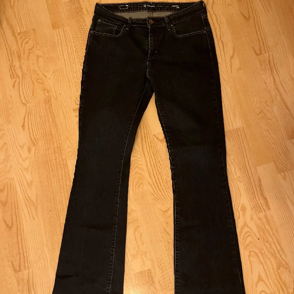Levis vintage jeans som är i bra kvalite, modellen är classic rise bootcut💞 storlek 31 i midjan och färgen är mörkblå!! Frakt tillkommer🤍. Jeans & Byxor.