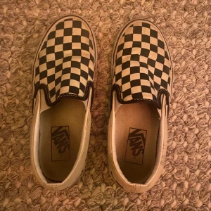 Vans skor  - Säljer dessa jätte fina vans skorna i strl 35, köptes för 500 men säljs för 150 kr + frakt. Säljs för de är för små. Dem är ganska smutsiga och därför säljs de till ett billigt pris. (har inte kvar kartong eller kvitto.) Dem är äkta 💕