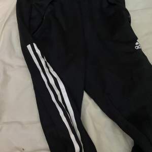 Säljer ett par svarta Adidas tränings byxor