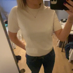 Vit stickad t-shirt  - Jätte fin tröja från Lindex, knappt använd💕 storlek xs men passar även S