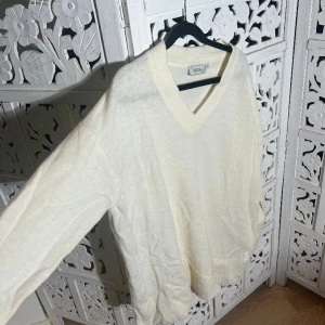 Boomerang stickad tröja  - En krämvit stickad tröja från boomerang, som är helt oanvänd!  🤍