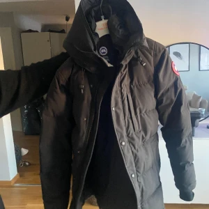 Till salu - Jacka Canada Goose storlek S 8000kr Parajumper jacka storlek s 3500 kr Parajumper väst storlek s 2500