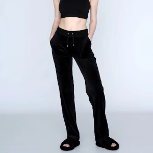 Juciybyxor - Säljer mina svarta juciy byxor (fickor där bak) därför att dom inte kommer till användning längre. Köpta för 1100 och säljer för 600 (pris kan diskuteras)😚