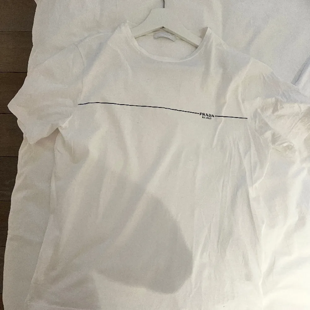 STEAL Säljer denna Prada t-shirt i toppen skick!  Nypris: 4800 kr  . T-shirts.