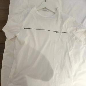 STEAL Säljer denna Prada t-shirt i toppen skick!  Nypris: 4800 kr  