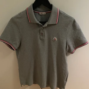 Moncler piké  - Säljer denna väldigt snygga moncler pikén! Den är i ett väldigt bra skick! Storlek M Hör gärna av dig om du har frågor!