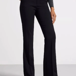 Kostymbyxor  - Snygga utsvänga kostymbyxor med medelhög/låg midja. Säljer då dom inte passar mig längre. Storlek 34. 