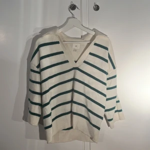 Stickad tröja  - Randig stickad tröja med v-rigning, använd en gång:)