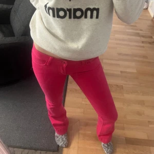 Rosa lågmidjade jeans - Lågmidjade jeans i rosa 