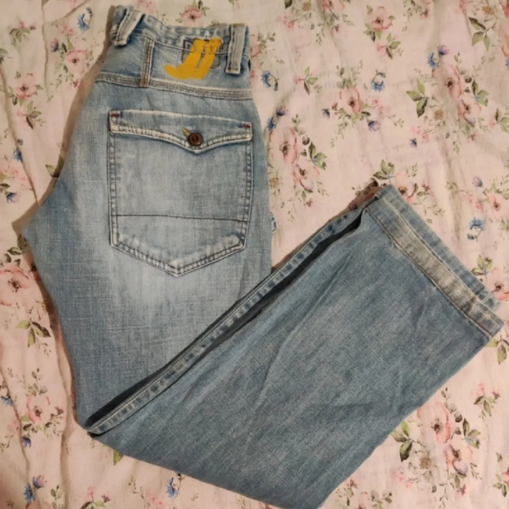 Snygga jeans i storlek M/38. Bra skick och coola detaljer. Går bra att fråga efter fler mått/bilder. . Jeans & Byxor.