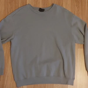 Ljusblå/grå Sweater  - Säljer denna tjocktröja i mjukt bomullsmaterial. Är i bra skick och perfekt nu på vintern. ☺️