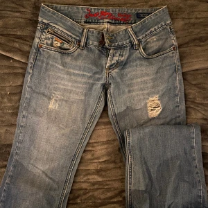 Lågmidjade jeans - Jättefina lågmidjade jeans, storlek 27. Har tyvärr inga bilder på.  Midjemått: ca 82 Innerbenslängd: ca 80 