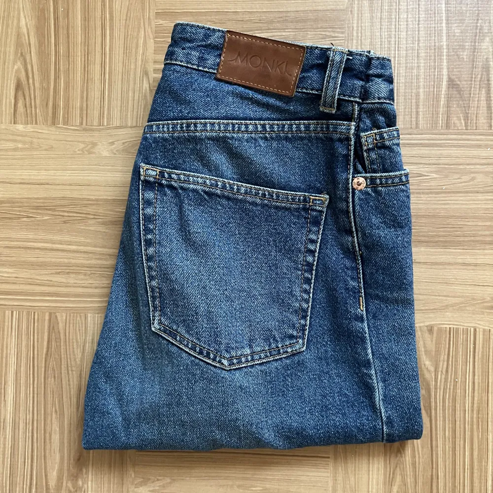 Jeans från Monki. Insydda i midjan men går lätt att sprätta upp.. Jeans & Byxor.