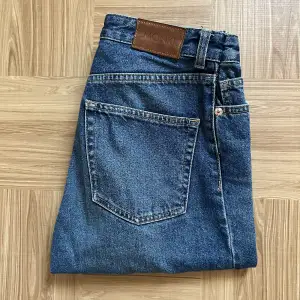 Jeans från Monki. Insydda i midjan men går lätt att sprätta upp.