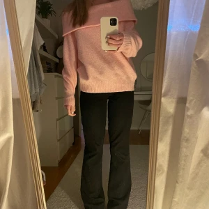 Rosa of shoulder  - Säljer nu denna rosa fina of shoulder tröja från H&M men köpte den second hand. Jätte fin tröja utan defekter eller skador. Jag har använt den ett fåtal gånger. 