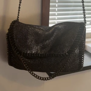 Skitsnygg väska - Jätte snygg väska köpt i somras på ”lizas” i stan. Köpte för 600kr har ej använt den sedan dagen den köptes.💕💕  