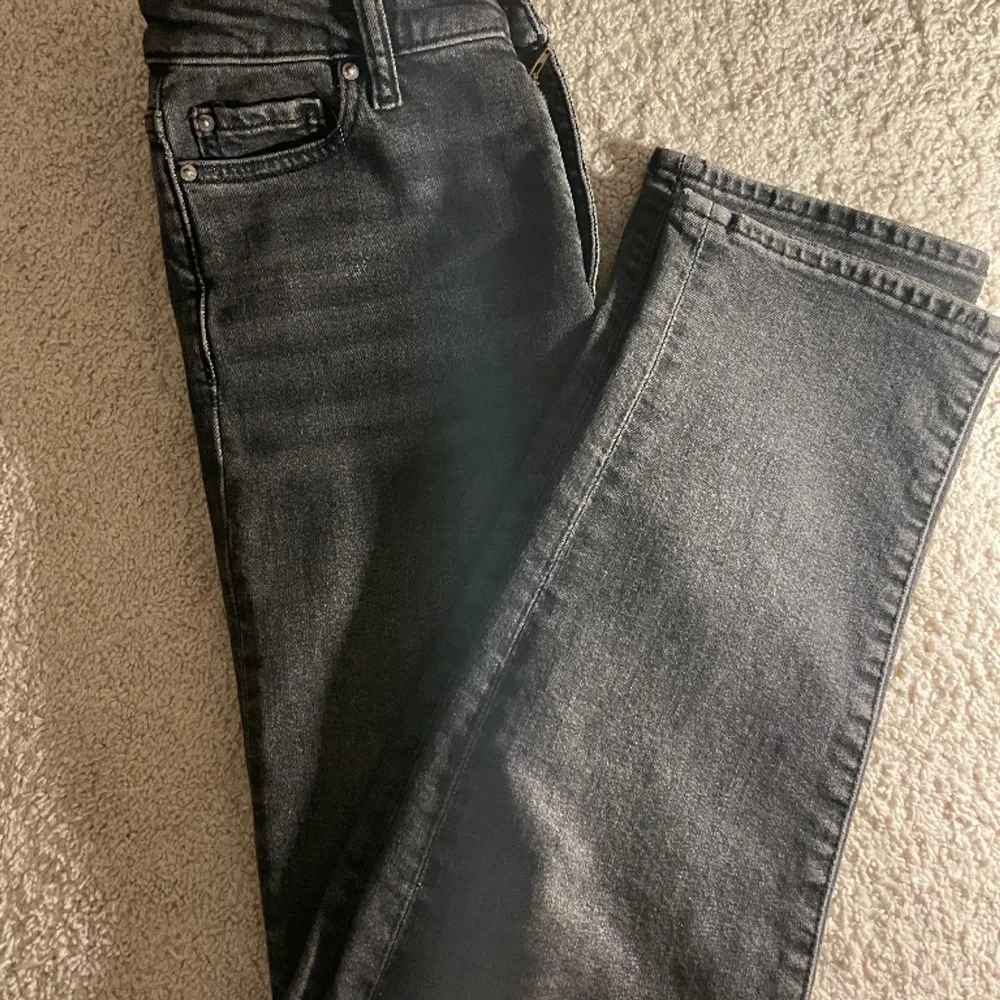 Jeans ifrån Cubus. Näst intill oanvända och har därför nyskick. Byxorna är i storlek XS/32. Kommer tyvärr inte till användning. Säljer för 200kr+frakt . Jeans & Byxor.