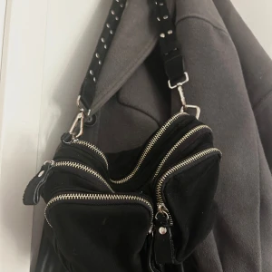 Väska  - Superfin väska från Gina tricot!! Rymmer massa och perfekt nu till sommaren 💕💕