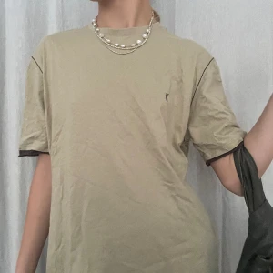 T shirt - Jättefin beige T-shirt från ysl❤️