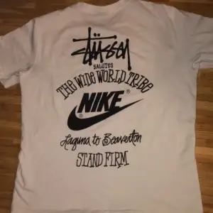 Splitterny och oandvänd T-shirt. Nike x Stussy collab. Kan diskutera pris