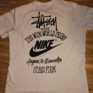 Stussy x Nike - Splitterny och använd ett par gånger T-shirt. Nike x Stussy collab. Kan diskutera pris