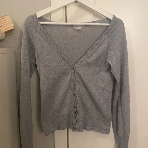Kofta - Super skön kofta från hm. Funkar att ha både knäppt och uppknäppt🌺
