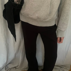 Kostymbyxor - Jättefina svarta kostymbyxor med slit💓💓 bootcut midrise!:)