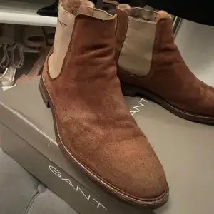 Gant Chelsea Boots herr i storlek 41 Beige mocca. I bra skick. En av skorna behöver bara impregnerings spray för då tillbaka nyans skillnad. Sulan är hel. 