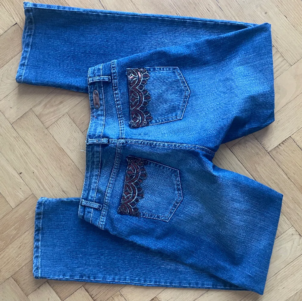 snygga raka jeans med lågmidja och coola detaljer!! använd gärna köp nu. Jeans & Byxor.