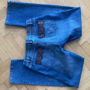 snygga raka jeans med lågmidja och coola detaljer!! använd gärna köp nu