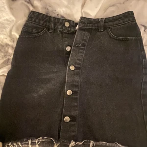 Jeans kjol - Säljer nu min jeans kjol från nakd säljer den för att den inte är min stil längre kom privat för mer bilder💗