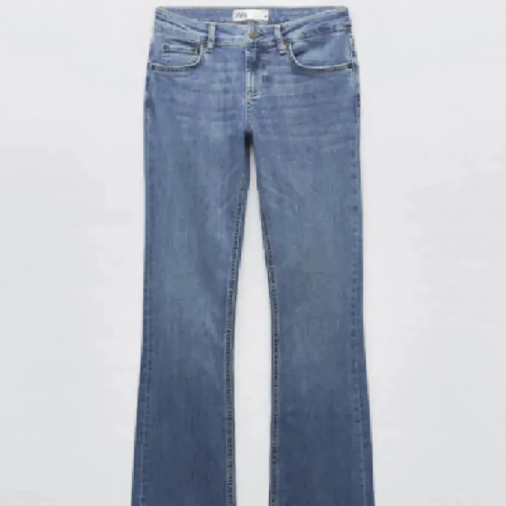 (Lägger upp på nytt då det blev nåt fel på förra) Säljer dessa populära zara jeans som är Low waist och bootcut💕Kom privat för flera bilder, FÖRST TILL KVARN . Jeans & Byxor.