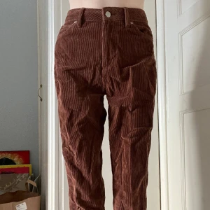 Bruna manchesterbyxor  - Bruna manchesterbyxor från Urban Outfitters. Aldrig använda. Går ned till fötterna på mig (är 175cm lång)