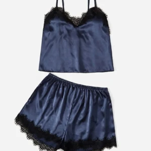 Pyjamas set!!😍 - Intressekoll på detta SJUKT FINA pyjamas set som tyvärr inte passade mig😢 Säljer vidare endast testat!! ‼️SE MINA ANDRA ANNONSER‼️ Hör bara av dig vid frågor!!💓Hoppas någon är intresserad!🙌SNABB AFFÄR!! Ha en fantastisk dag!💝🥂😍🫶🏻