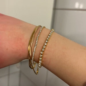 Armband  - Vet inte vart de kommer ifrån, knappt använda. 60kr/st