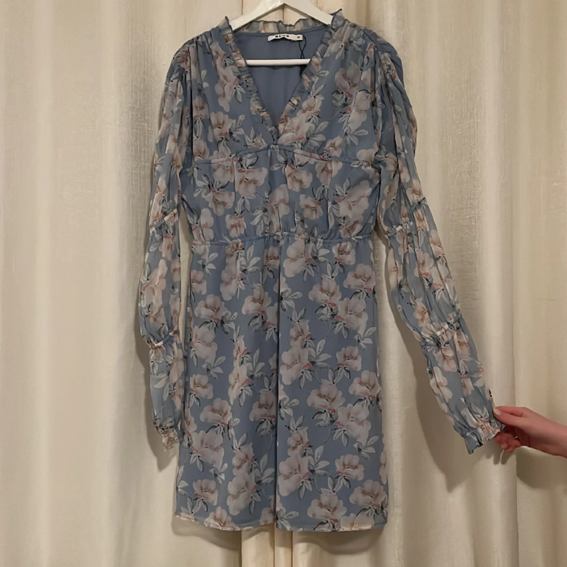 Blå blommigklänning från NAKD