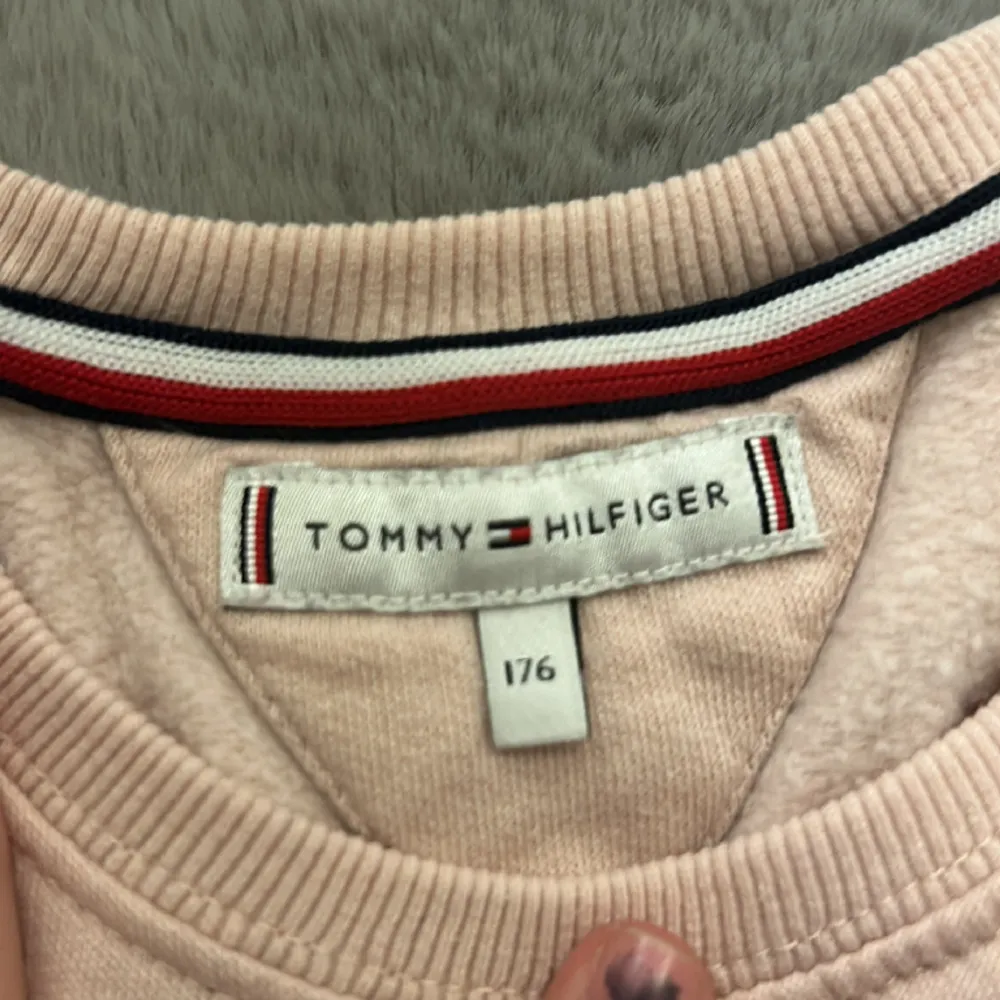 En super fin sweatshirt från Tommy Hilfiger . Neuletakit & Villapaidat.
