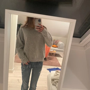 Stickad tröja  - Säljer denna jätte snygga stickade tröjan från mango i bra sick men har ett litet hål i inte armen därför det låga priset,❤️ny pris 500