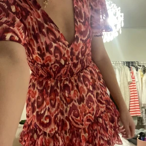 zaraklänning💗 - supersöt volangklänning från zara! aldrig använd💗säljs inte längre❣️❣️