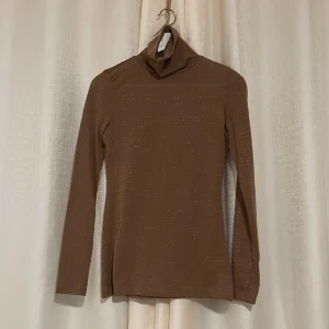 Beige glittrig topp från H&M - Säljer denna jätte fina glittriga beiga topp som är perfekt till massa tillfällen, pris går att diskuteras. Kan mötas vid diskuteras plats ❣️