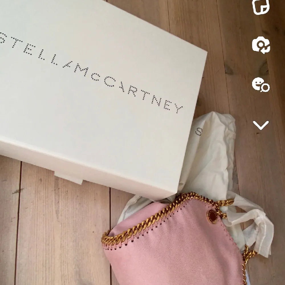 INTRESSEKOLL! Endast intressekoll på min älskade Stella väska i den finaste rosa färgen med guld kedja😻 Köpt från deras hemsida i somras för 9000kr. Dustbag och box tillkommer om jag vill sälja den. Den är helt okej skick. Tecken på andvändning syns. Väskor.